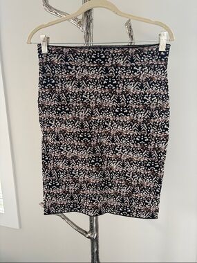BCBG like new Women’s Black Patterned Pencil Skirt - Classic Jacquard Knit